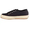 A side view of a navy blue Superga sneaker with a white sole and brown outsole. Produktbild-Vorschau