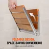 A hand is shown folding a wooden and metal shower seat against a tiled wall. Text overlays highlight its features. Anteprima dell’immagine prodotto