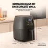 A black air fryer is shown on a kitchen counter with text overlays describing its features and dimensions. Produktbild-Vorschau