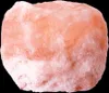A close-up of a pinkish-orange rock salt lamp on a black background. Anteprima dell’immagine prodotto
