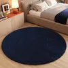 A bedroom scene with a bed, nightstand, and a round rug. Voir les images du produit
