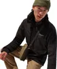 Mann trägt eine schwarze Berghaus Prism Guide InterActive Polartec Fleecejacke; kombiniert mit beigen Hosen und einer grünen Mütze. Er posiert mit einer Umhängetasche. Produktbild-Vorschau