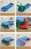 A collage of six images showing the step-by-step assembly of a children's slide. Voir les images du produit