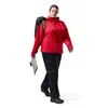 Frau in roter Hardshelljacke und schwarzen Hardshellhosen von Berghaus; mit Rucksack und Karte in der Hand; geht auf einem weißen Hintergrund. Anteprima dell’immagine prodotto