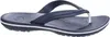 A single navy blue Crocs flip-flop is shown against a white background. Produktbild-Vorschau