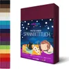 A folded burgundy fitted sheet is shown next to a collage of other colored fitted sheets. The fitted sheet has a label with a starry night scene and a child sleeping with a cat. Produktbild-Vorschau