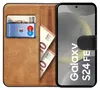 A book-style phone case with slots for cards and cash, displaying a Samsung Galaxy S24 FE phone. Produktbild-Vorschau