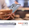 A person's hands holding a transparent phone case with a Samsung Galaxy S21 Ultra phone inside. The bottom part of the image shows a close-up of the phone case's edge. Anteprima dell’immagine prodotto