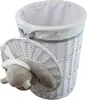 A white wicker laundry basket with a lid and a plush toy attached. Náhľad obrázku produktu