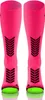 A pair of bright pink compression socks with black chevron patterns and neon green soles, presented on a white background. Anteprima dell’immagine prodotto