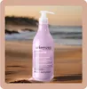 A bottle of Arkemusa Keratin Regenerating Conditioner sits on a sandy beach with the ocean and sky in the background. Náhled obrázku produktu