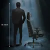 A person stands next to a gaming chair, with a height indicator on the left. Anteprima dell’immagine prodotto