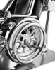 A close-up shot of a metal figurine of a wheelchair with a person in it. Voir les images du produit