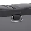 A close-up view of the handle and lid of a gray trash can. Voir les images du produit