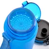 Close-up of the top of a blue water bottle with a black lid and a blue cap. Produktbild-Vorschau