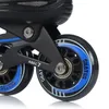 A close-up view of the wheels and frame of a pair of inline skates. Voir les images du produit