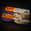 Kandylas Halva Pistazie 200 g Packung schräg auf schwarzem Holzgrund Produktbild-Vorschau
