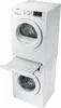 A stacked white Samsung washing machine and dryer, with a pull-out shelf between them. Voir les images du produit