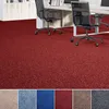 A close-up view of a dark red carpet in an office setting with chairs and a desk visible in the background. Below the main image, there are swatches of different carpet colors. Anteprima dell’immagine prodotto