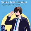 A stylized illustration of a person wearing a headset with a boom microphone, set against a blue sky and a yellow circular background, with city buildings in the background. Anteprima dell’immagine prodotto