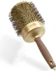 A round hairbrush with wavy bristles is shown against a white background. Anteprima dell’immagine prodotto
