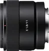 A close-up side view of a black camera lens. Produktbild-Vorschau