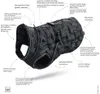 A black dog coat with various features highlighted by text labels and arrows. Produktbild-Vorschau