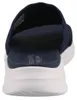 Auf dem Bild ist ein blauer flacher Schuh zu sehen der eine schlichte und elegante Optik besitzt. Der Schuh wird von der Seite präsentiert und zeigt seine Form sowie die Details des Obermaterials. Produktbild-Vorschau