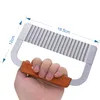 A hand holding a wavy-edged knife with a wooden handle. Produktbild-Vorschau