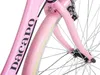 A close-up view of the front fork and part of the frame of a pink bicycle. Produktbild-Vorschau