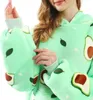 Mintgrüner tragbarer Decken-Hoodie mit Avocado- und Blattmuster, von einer Person getragen Produktbild-Vorschau