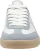 A front view of a white and gray athletic shoe with a tan sole. Voir les images du produit