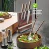 A kitchen scene featuring a magnetic knife block, a salad bowl with serving utensils, and salt and pepper grinders. Anteprima dell’immagine prodotto