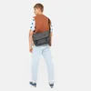 A man is shown from the back wearing a vest and a messenger bag. Anteprima dell’immagine prodotto