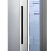 A close-up view of the side-by-side refrigerator door handle and the interior of the open refrigerator compartment. Produktbild-Vorschau