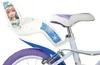 Close-up of the rear section of a child's bicycle, focusing on the seat and a child seat attachment. Voir les images du produit