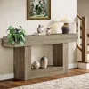 A console table with decorative items and a lamp in a hallway setting. Anteprima dell’immagine prodotto