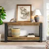 A console table with decorative items and a lamp in a living room setting. Anteprima dell’immagine prodotto