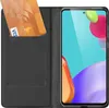 A black flip case for a smartphone is shown open, with a credit card inserted into a slot on the left side. The smartphone screen is visible on the right side. Anteprima dell’immagine prodotto