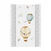 A flat lay image of a baby changing mat with a pattern of hot air balloons and clouds. Produktbild-Vorschau