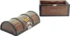 Two treasure chest-shaped cookie tins are shown against a white background. One is closed and lying on its side, while the other is open and standing upright. Anteprima dell’immagine prodotto