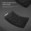 A black laptop sleeve with a wavy quilted pattern is shown floating against a dark gray background. Text overlays describe its features. Podgląd zdjęcia produktu