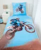 A motocross bedding set with a rider on a dirt bike is displayed on a bed. Produktbild-Vorschau