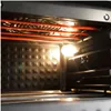 Close-up view inside a mini oven, showing heating elements, a light bulb, and the textured interior. Anteprima dell’immagine prodotto