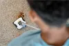 A person is using a cleaning device to clean a spill on a speckled floor. Anteprima dell’immagine prodotto