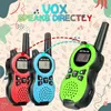 Three colorful walkie-talkies are displayed with dotted lines connecting them, suggesting communication. The background has abstract shapes and patterns. Voir les images du produit