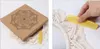A collage of two images. The left image shows a boxed product with a mandala design on top of a macrame item and a yellow comb. The right image shows a hand using a yellow comb to brush the fringe of a macrame item. Anteprima dell’immagine prodotto