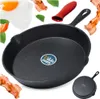 A collage of a cast iron pan with bacon, a fried egg, and basil leaves, along with a silicone handle cover and a smaller pan. Anteprima dell’immagine prodotto