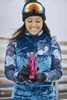 A woman in ski gear holding a Contigo travel mug. Anteprima dell’immagine prodotto
