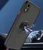 A dark green iPhone XR case with a magnetic ring holder is shown attached to a car vent mount, with stylized electrical arcs emanating from the ring. Voir les images du produit